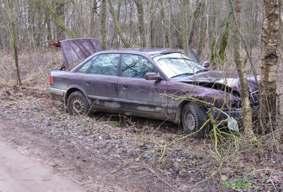 Linksmakalnyje po avarijos rastas visiškai girtas „Audi“ ekipažas: kuris vairavo – neprisipažįsta