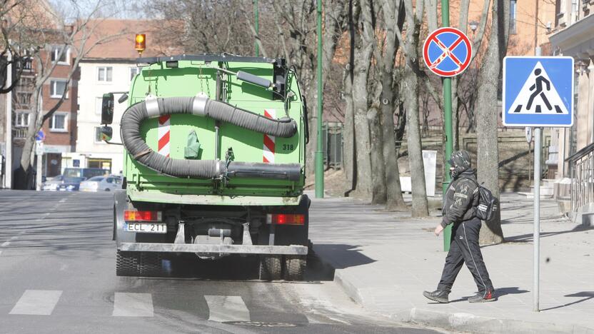 Veiksmas: gatvės esą valomos beveik kiekvieną dieną nuo pat ryto, vėliau darbai tęsiami parkuose, skveruose.