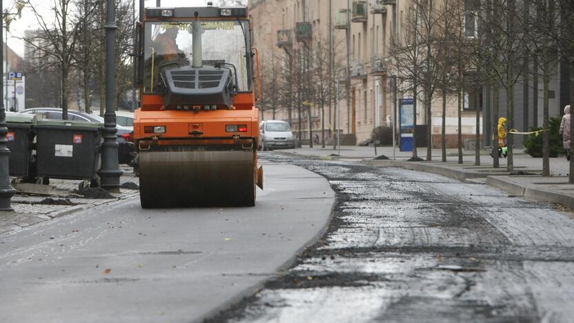 Lobis: paskaičiuota, kad, paklojus vos 1 km apie 10 cm plonesnės nei pridera 8 m pločio asfalto dangos, galima „uždirbti“ gerokai per 100 tūkst. eurų.