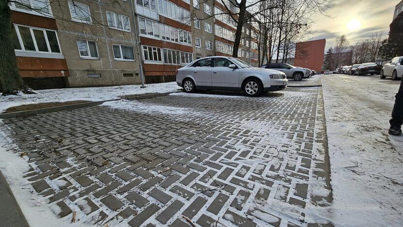 Veikia: daugiabučių kiemuose vis dar yra neeksploatuojamų automobilių, bet savivaldybė šią problemą stengiasi išspręsti.