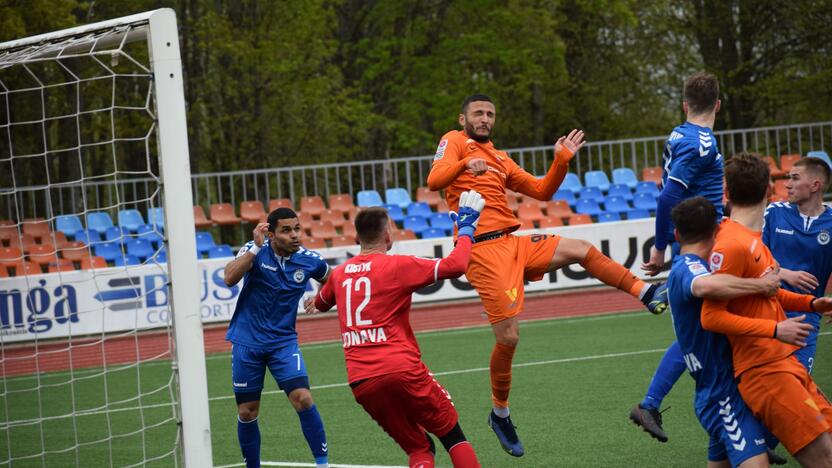 Lygiosios: Jonavos futbolininkai (mėlynos spalvos apranga) atrėmė Gargždų vienuolikės šturmą