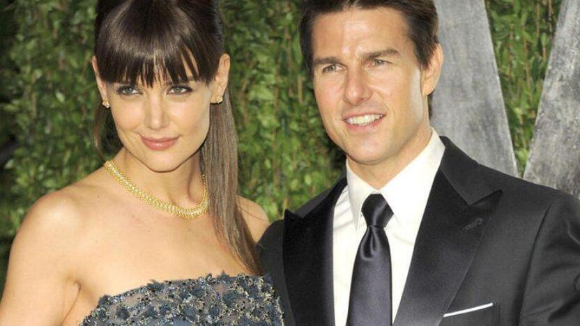 2006 metais praėjus dešimčiai mėnesių nuo karštligiškų sužadėtuvių su kino žvaigžde Tom Cruise (Tomu Kruzu), aktorė Katie Holmes (Keiti Houlms) pagimdė pirmąjį jųdviejų vaiką — mergaitę, kurią pavadino Suri (Suri).