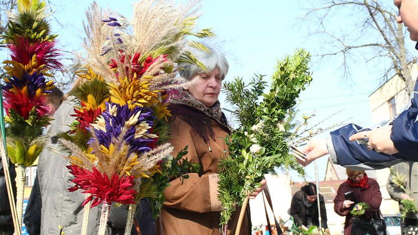 Tradicijos: lietuviškos verbos – ir paprasta kadagio šakelė, ir kitais augalais papildyta puokštė, ir įspūdingi meno kūriniai.