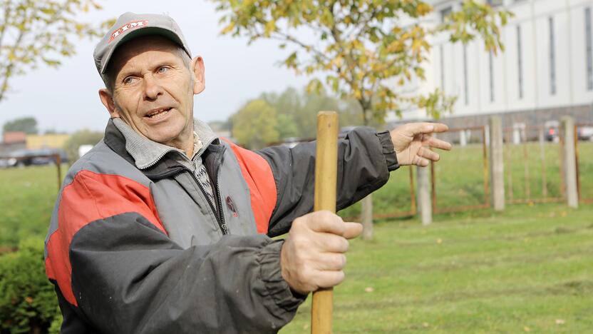 Nustebimas: A.Petrikas tikino neturįs laiko ir noro barti visų po bažnyčios teritoriją vedžiojančių šunis bei girtaujančių asmenų.