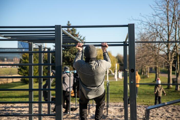 Sportuojantys žmonės Kauno parkuose