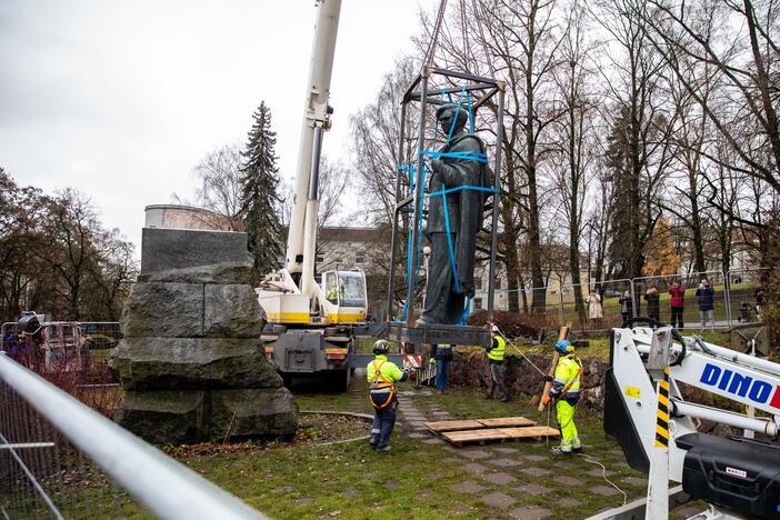 Vilniuje nukeltas P. Cvirkos paminklas