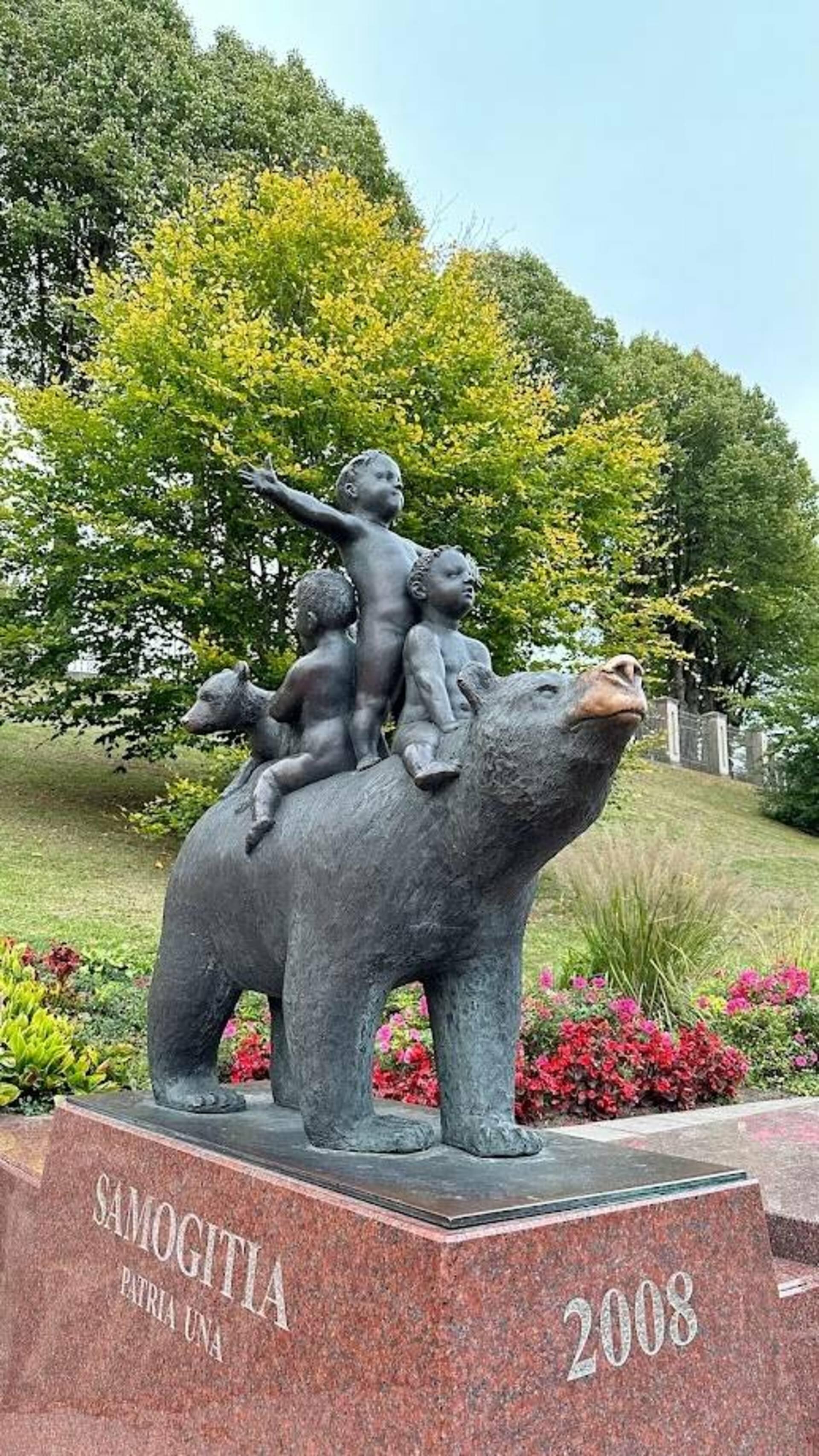 Simbolis: garsioji Telšių motina – meška, ant kupros nešanti savuosius meškučius ir kartu su jais užaugintus vaikus. Nepamirškite suskaičiuoti ir įvairiose miesto vietose išsislapsčiusių meškučių.