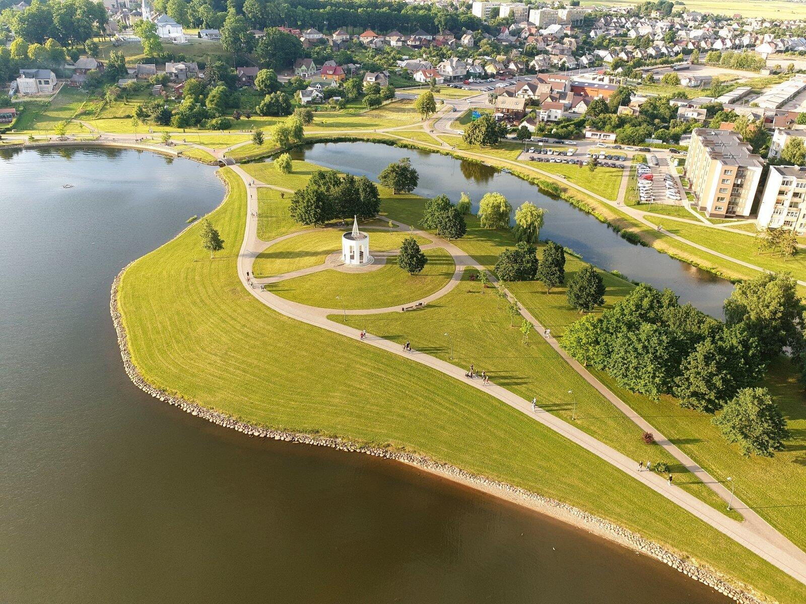 Smagiai: Masčio ežero pakrantė – viena gražiausių vietų pasivaikščioti, pasivažinėti dviračiais. Čia dvelkia romantika: tilteliai, skulptūros skulptūrėlės ir ežero viduryje matoma Meilės sala.