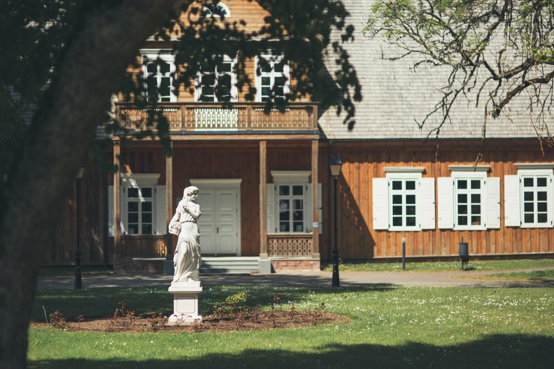 Ypatingas: Biržuvėnų dvaro sodyba, 2024-ųjų vietinių turistų simpatijos vėtrungę pelnęs dvaras, žavi savo istorija ir elegancija. Kadaise čia vaikščiojo grafų Gorskių šeima, o dabar kiekvienas lankytojas gali pasijusti bajoru.