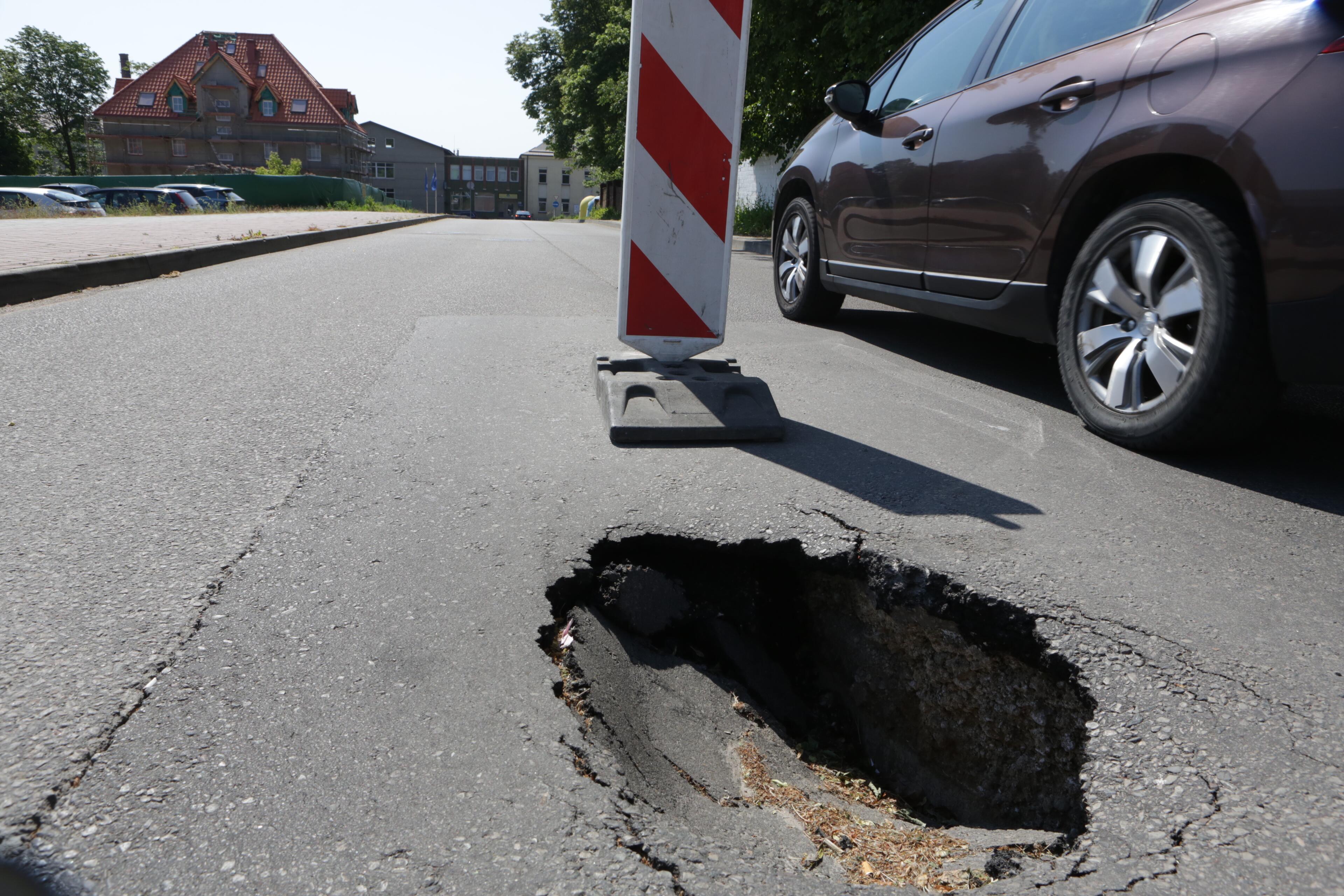 Įgriuvos: didžiausia išmoka dėl duobės padarytos žalos siekė 3 tūkst. eurų.