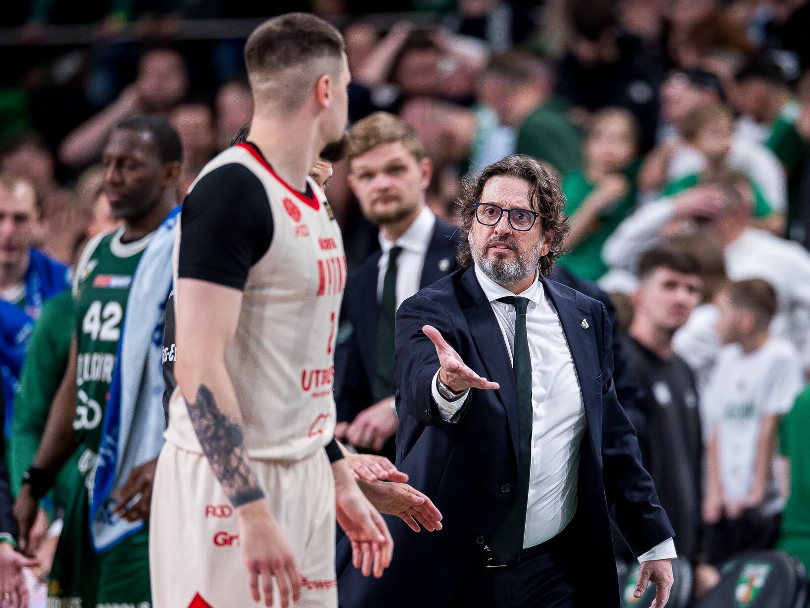 Šnektelėjo: „Žalgirio“ stratego A. Trinchieri ir „Ryto“ kapitono M. Normanto pokalbis neatrodė draugiškas.