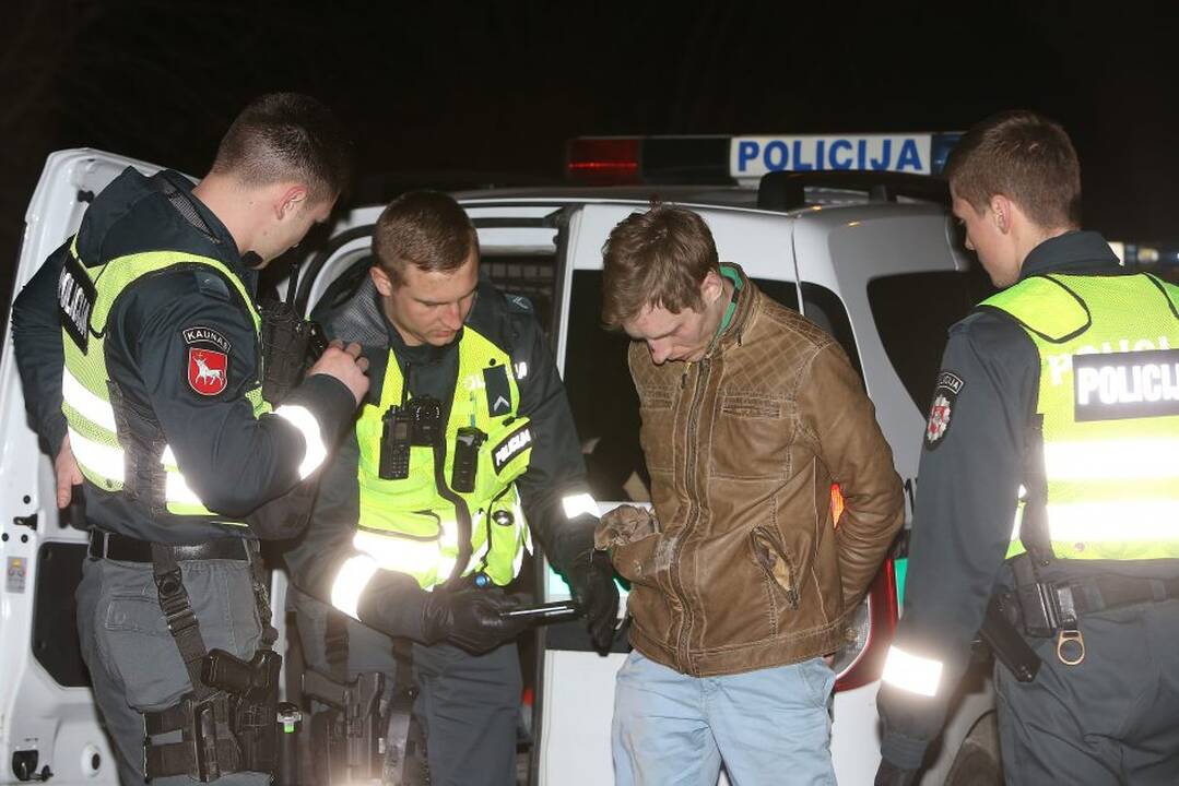Policijai nestojusio automobilio gaudynės