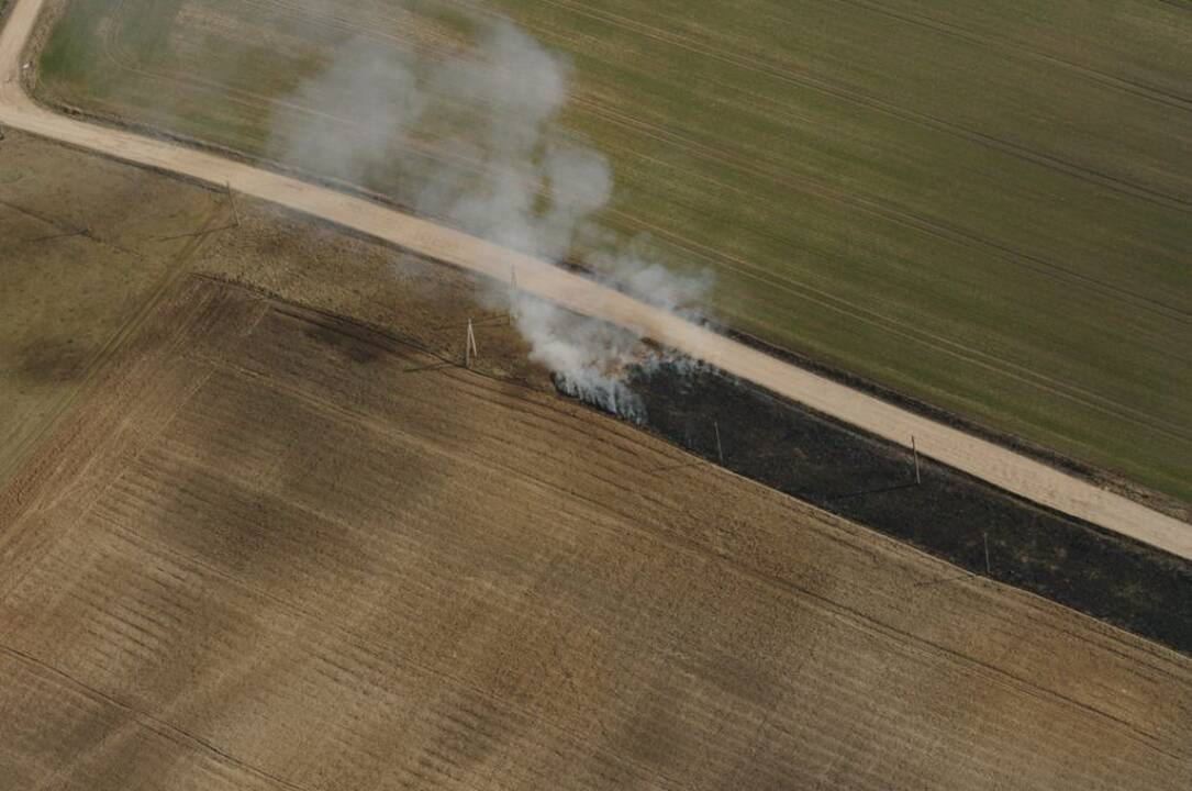 Iš sraigtasparnio nufotografuota deganti žolė