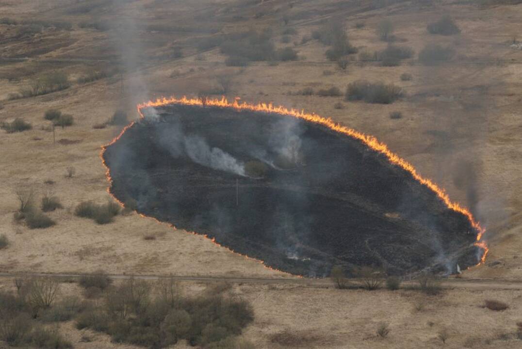 Iš sraigtasparnio nufotografuota deganti žolė