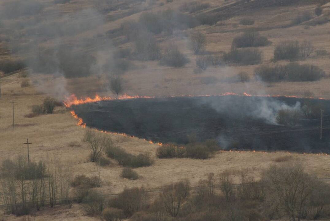 Iš sraigtasparnio nufotografuota deganti žolė