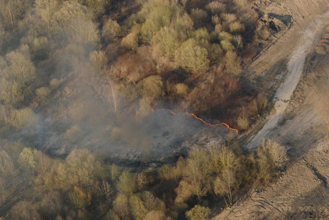 Iš sraigtasparnio nufotografuota deganti žolė