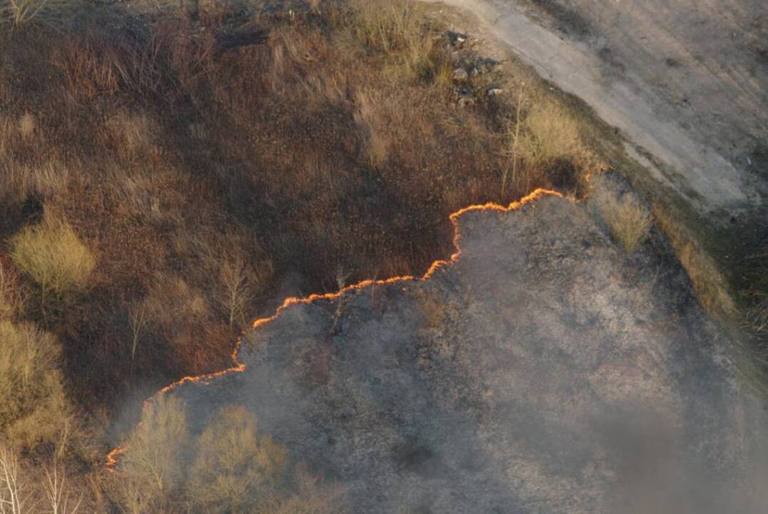 Iš sraigtasparnio nufotografuota deganti žolė