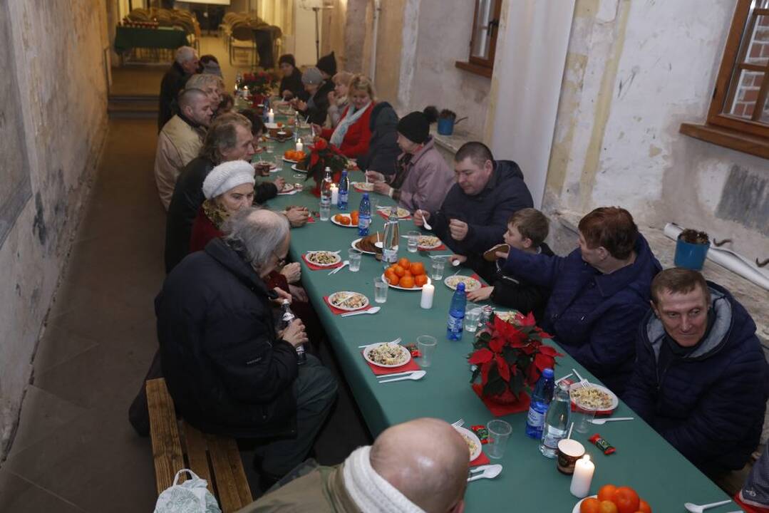 Bernardinų parapija prie pietų stalo sukvietė stokojančius