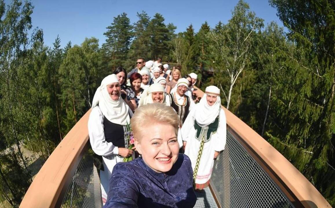 Prezidentė jau pasivaikščiojo Anykščių medžių viršūnėmis