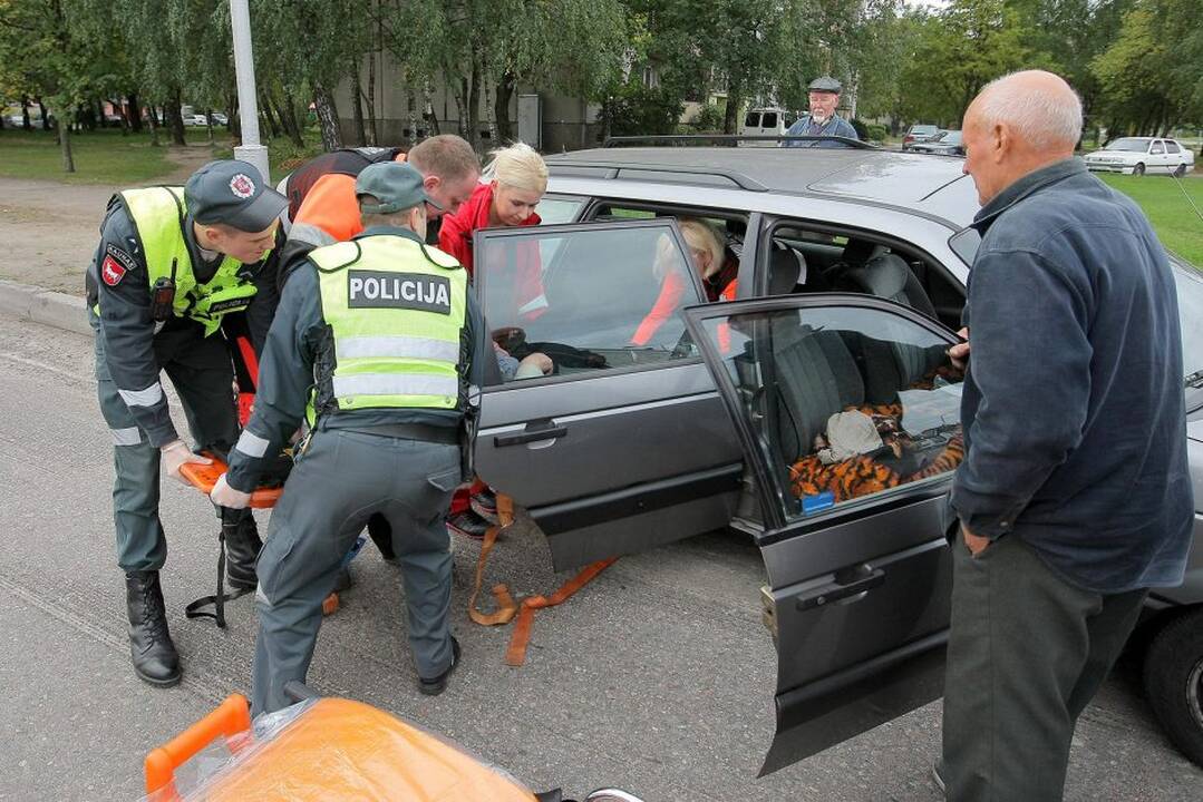 Avarijų metu svarbu sužeistąjį transportuoti nepakenkiant jo stuburui.