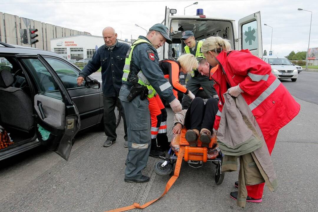 Policininkams ir medikams dažnai tenka bendradarbiauti.