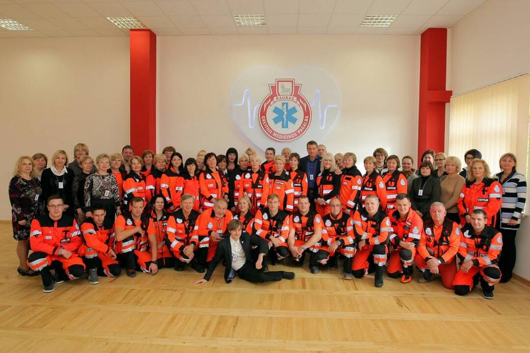 Surinkti visus darbuotojus nuotraukai neįmanoma. Kažkas privalo dirbti.