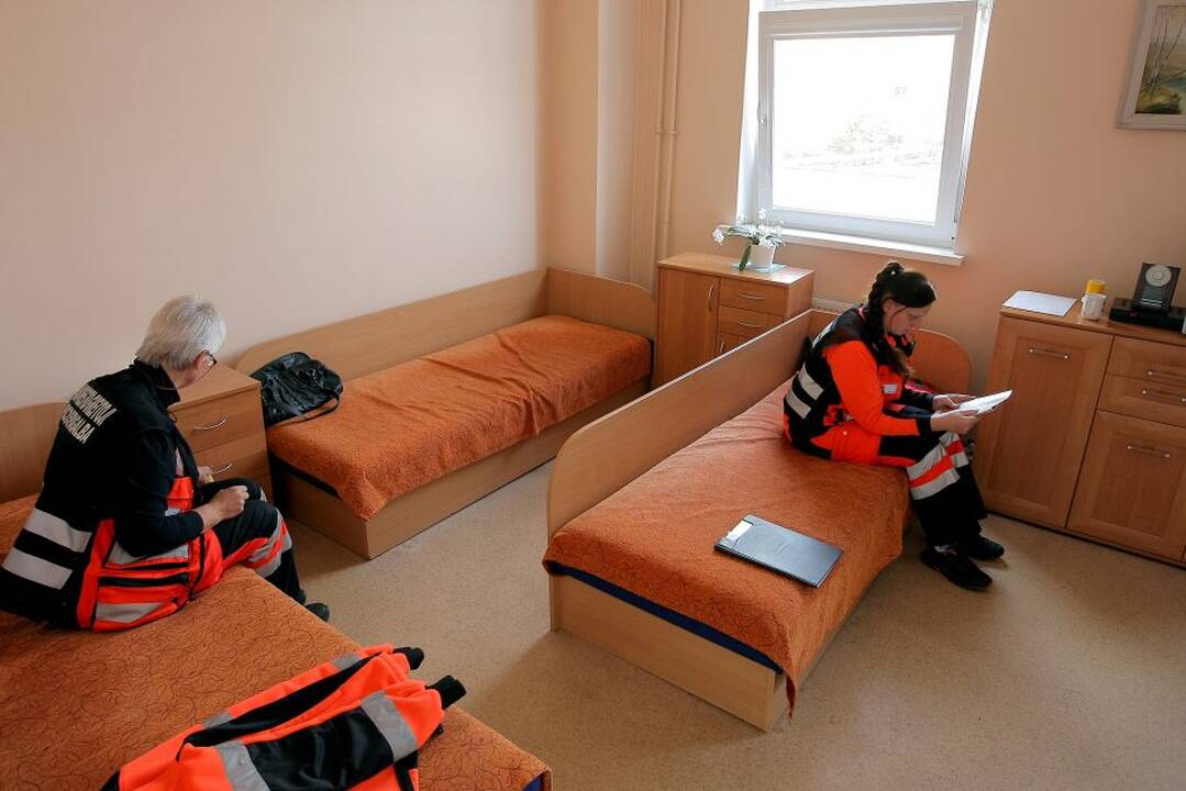 Savų iškvietimų GMPS darbuotojai laukia poilsio patalpose.
