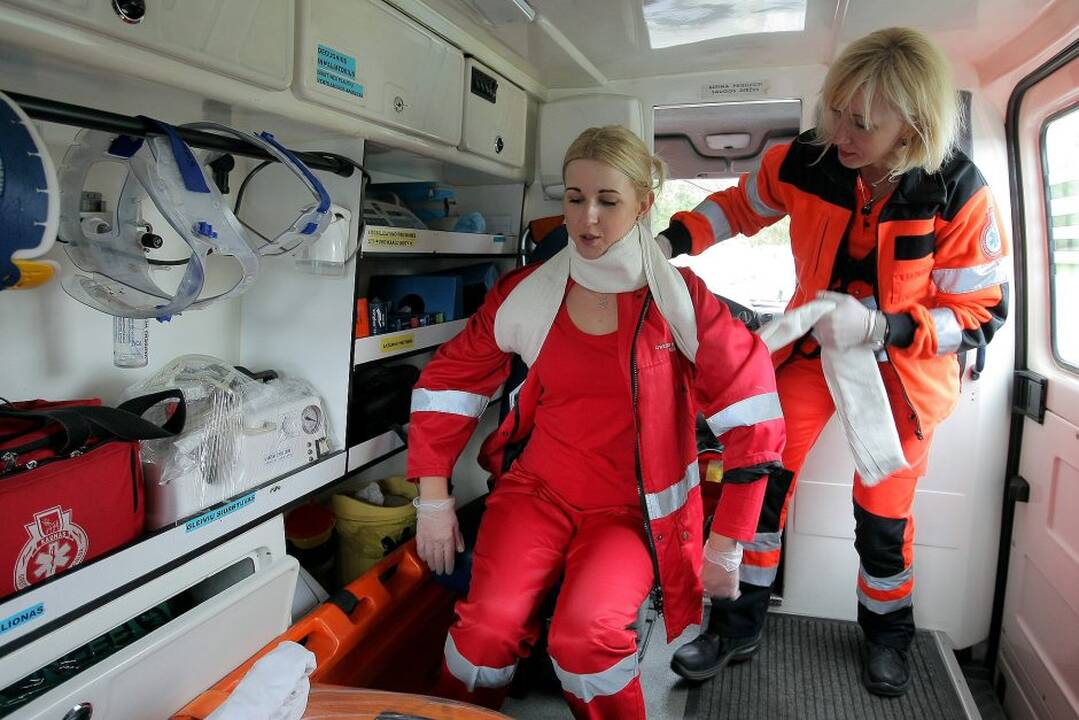 Kol tenka laukti slaugos specialistė Irena Malašauskienė apmoko savanorę Viktoriją.