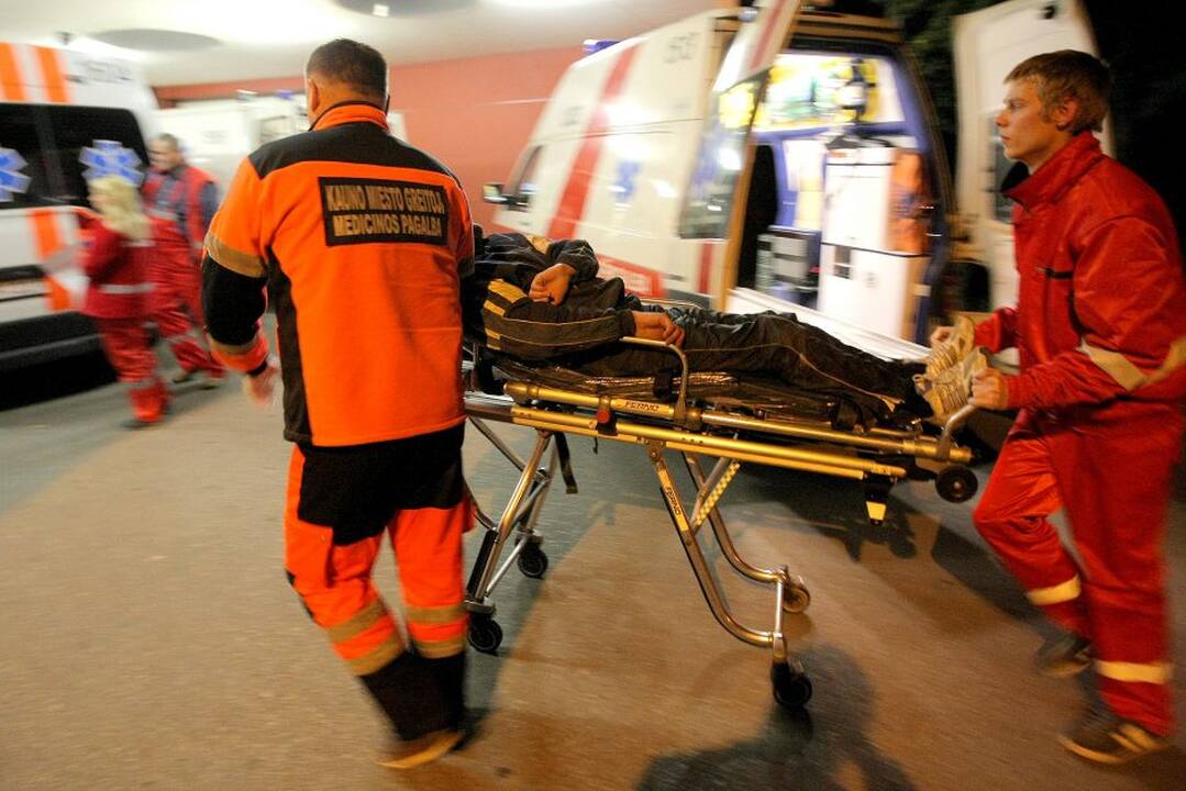 Greitosios pagalbos medikai neskirsto žmonių į vargšus ir ponus. Į priimamąjį vežamas benamis.