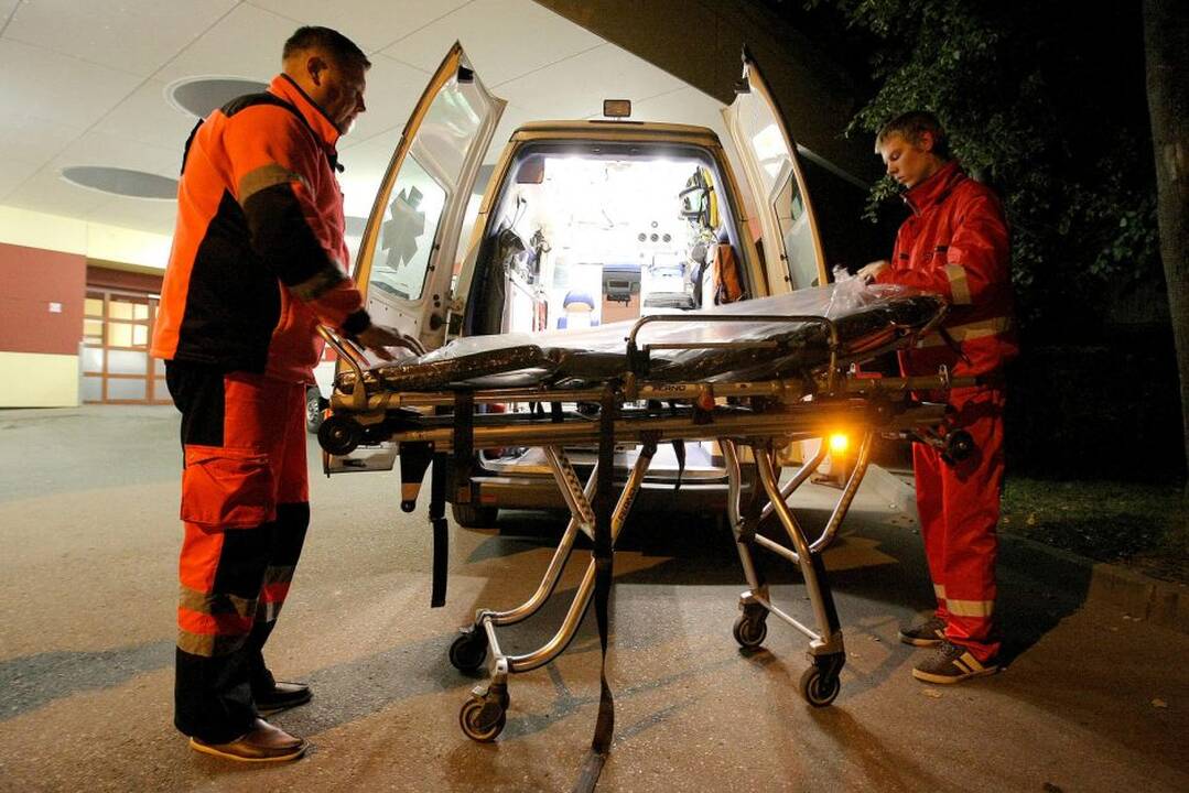 Paramedikai keičia vienkartinį užtiesalą, po gatvėje miegojusio vyro pristatymo į ligoninę.