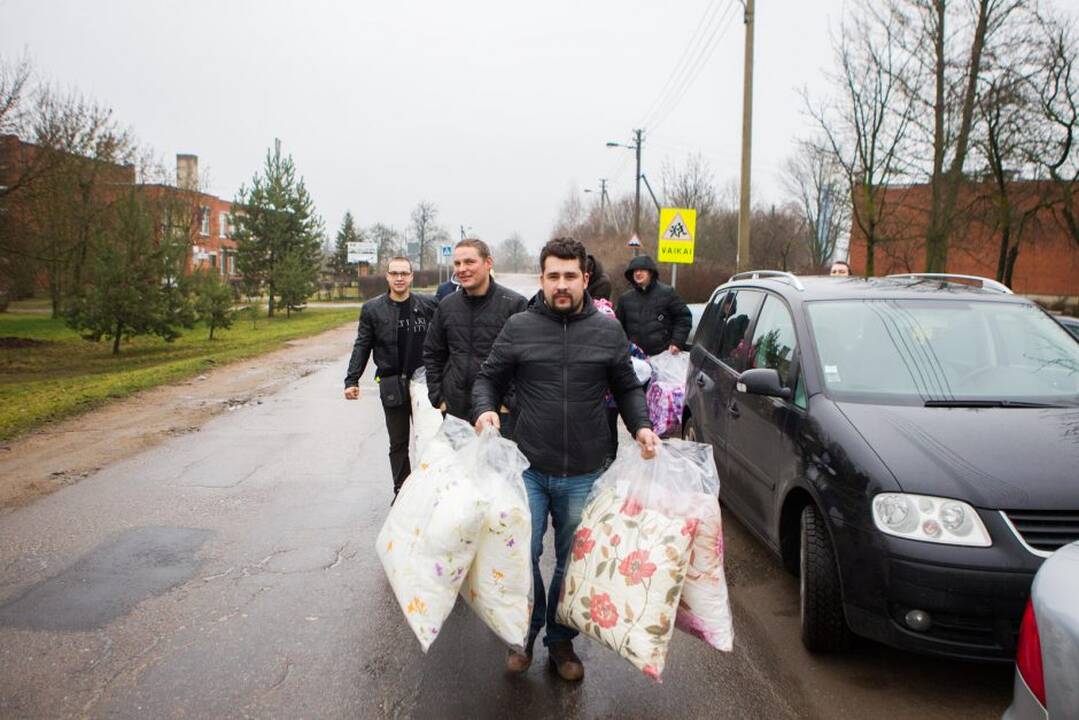 Audi klubas aplankė sunkiai gyvenančią šeimą