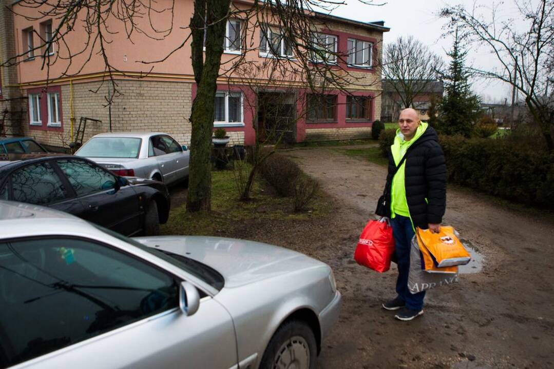 Audi klubas aplankė sunkiai gyvenančią šeimą