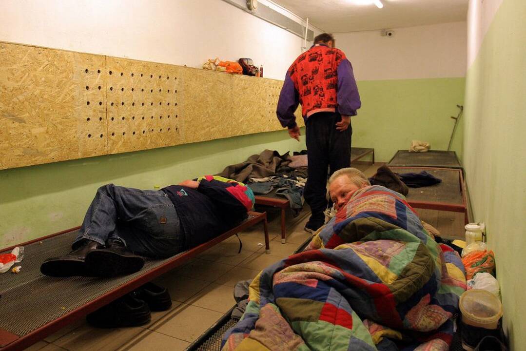 Kauno benamiai žiemą nakčiai glaudžiasi nakvynės namuose, o dieną priversti išeiti gatvėn.