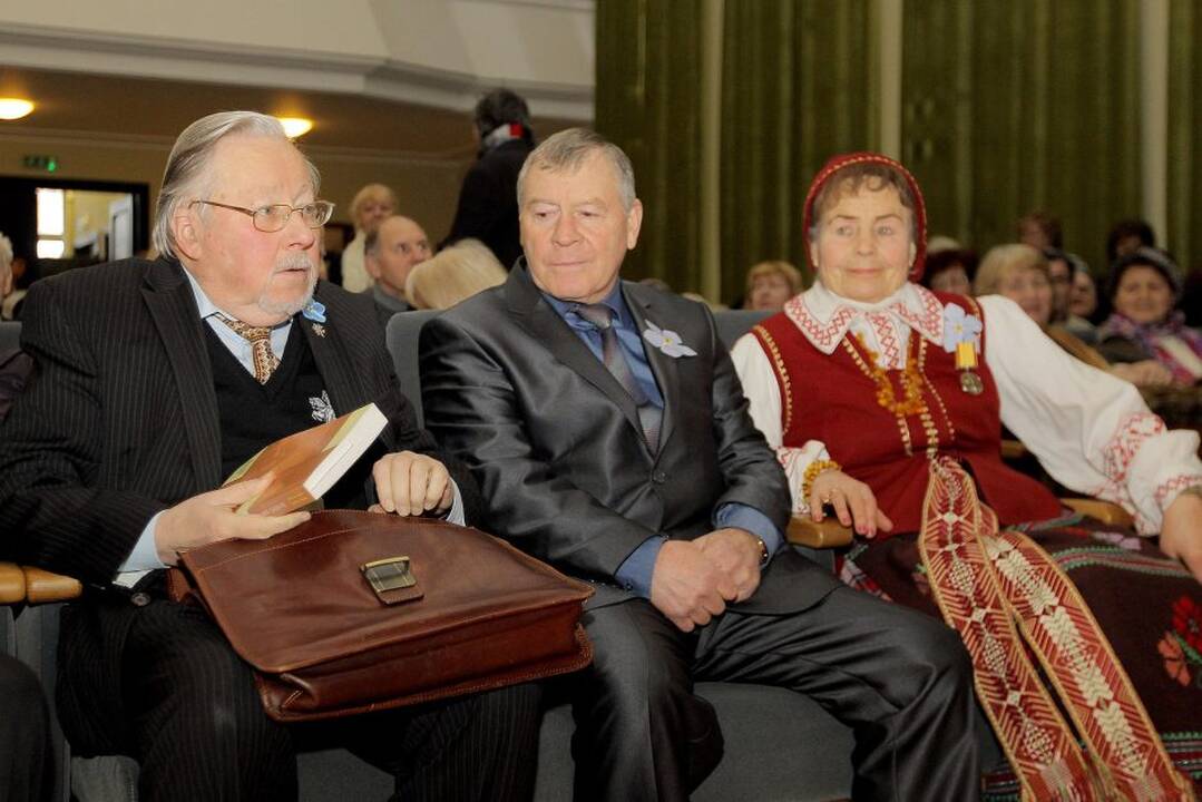 Kauno senjorai profesoriui Vytautui Landsbergiui įteikė „Širdžių premiją“.