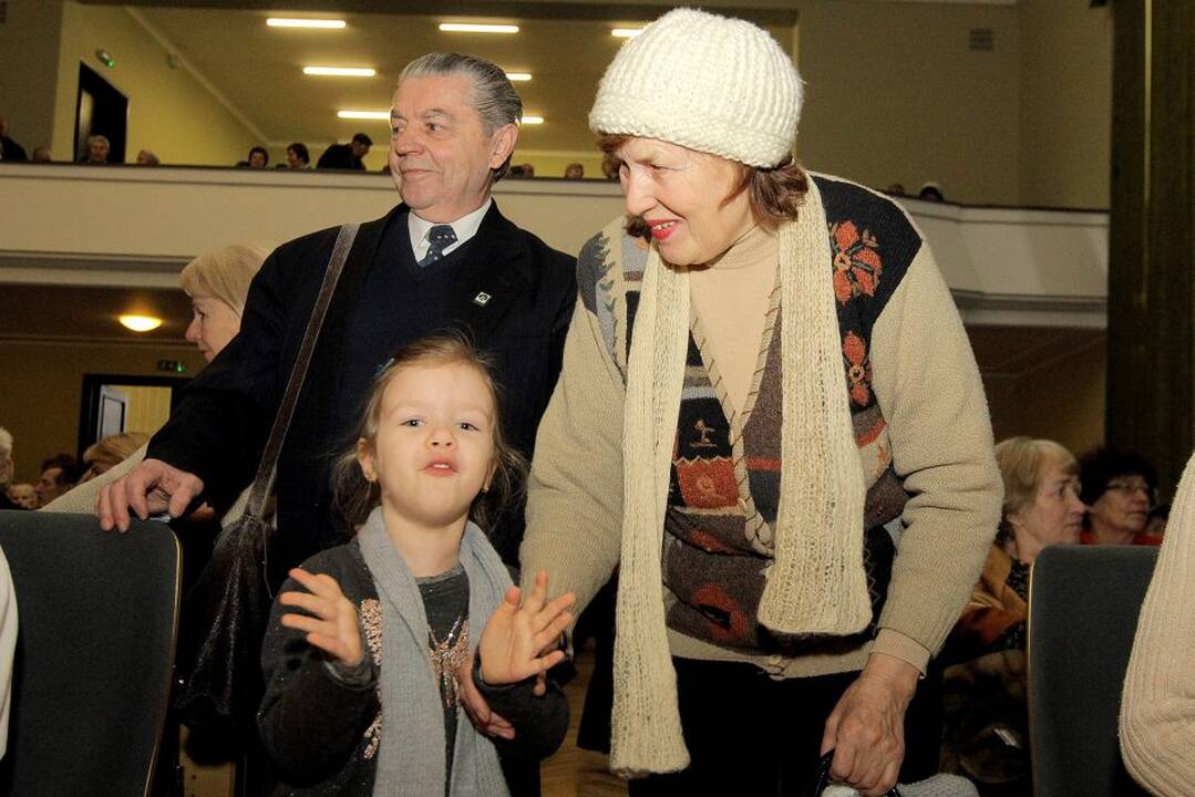 Kauno senjorai profesoriui Vytautui Landsbergiui įteikė „Širdžių premiją“.