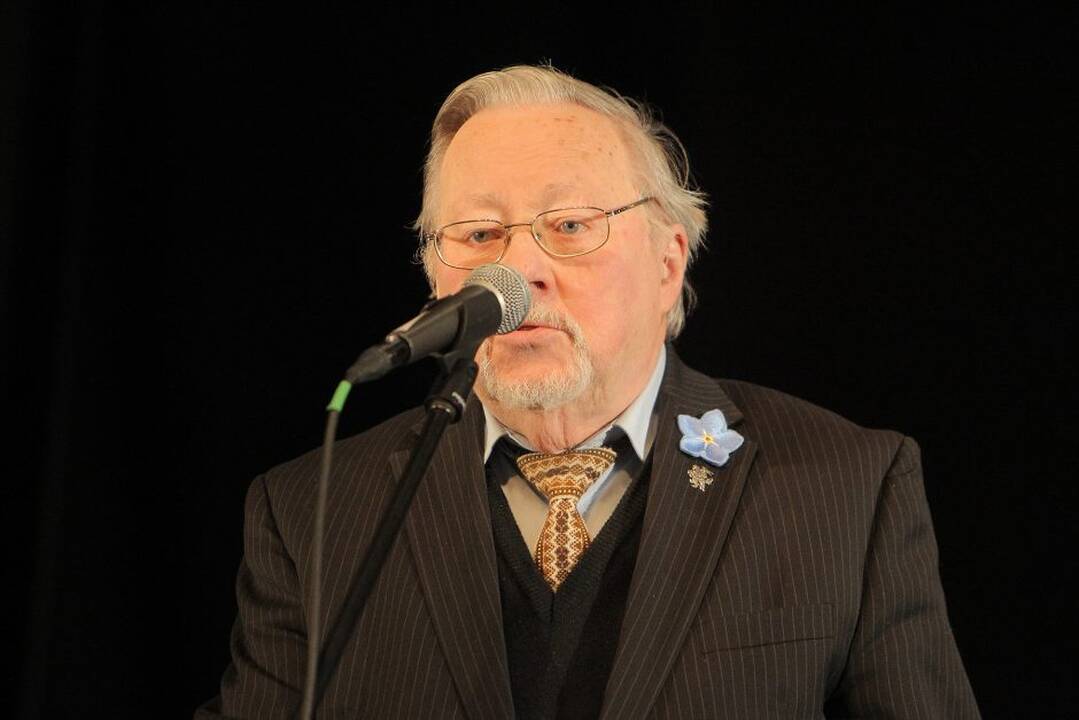Kauno senjorai profesoriui Vytautui Landsbergiui įteikė „Širdžių premiją“.