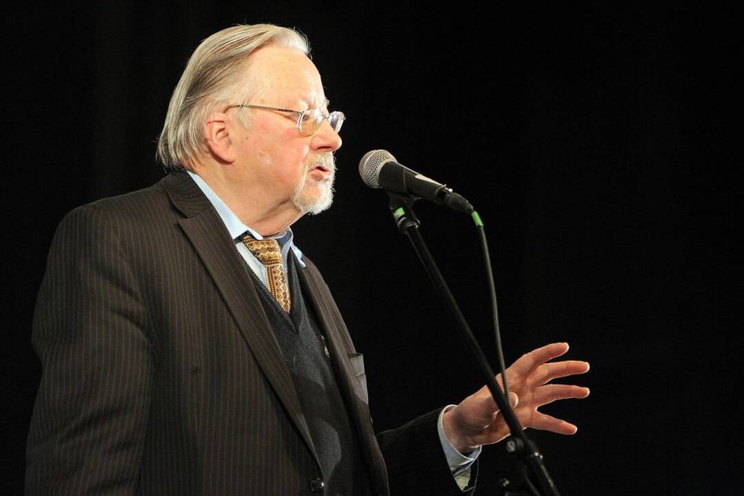 Kauno senjorai profesoriui Vytautui Landsbergiui įteikė „Širdžių premiją“.