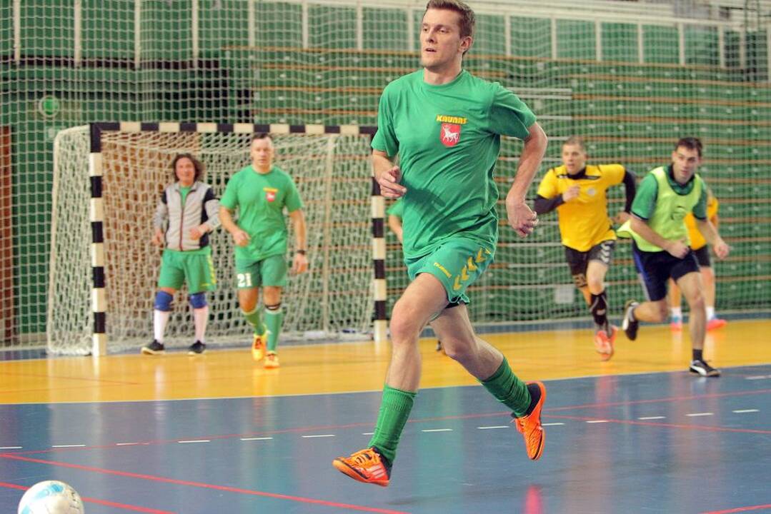 Kauno sporto halėje komandos susikovė dėl Lietuvos sporto universiteto rektoriaus taurės.