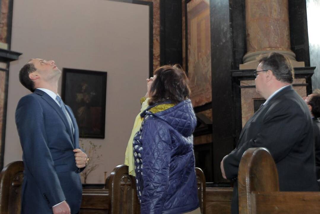 Lietuvai įteikta vienuolių knygos kopija