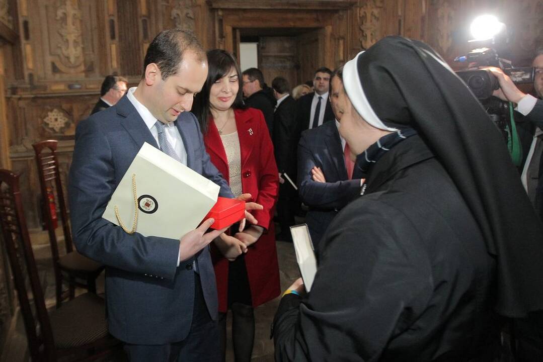 Lietuvai įteikta vienuolių knygos kopija
