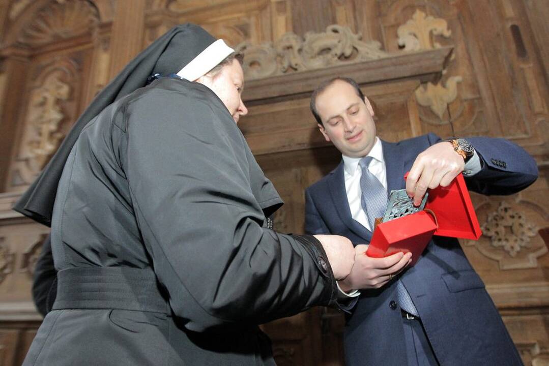 Lietuvai įteikta vienuolių knygos kopija