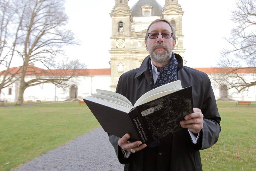 Lietuvai įteikta vienuolių knygos kopija