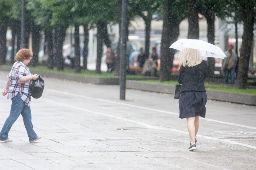 Lietus nuplovė Laisvės alėją