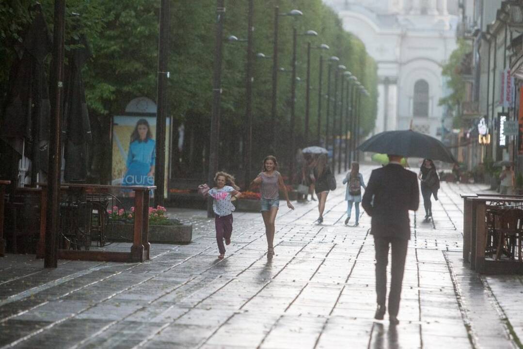 Lietus išskalbė Laisvės alėją