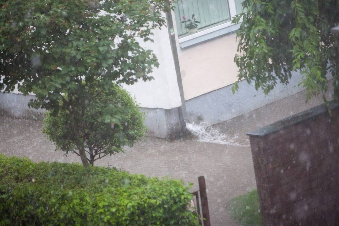 Lietus išskalbė Laisvės alėją
