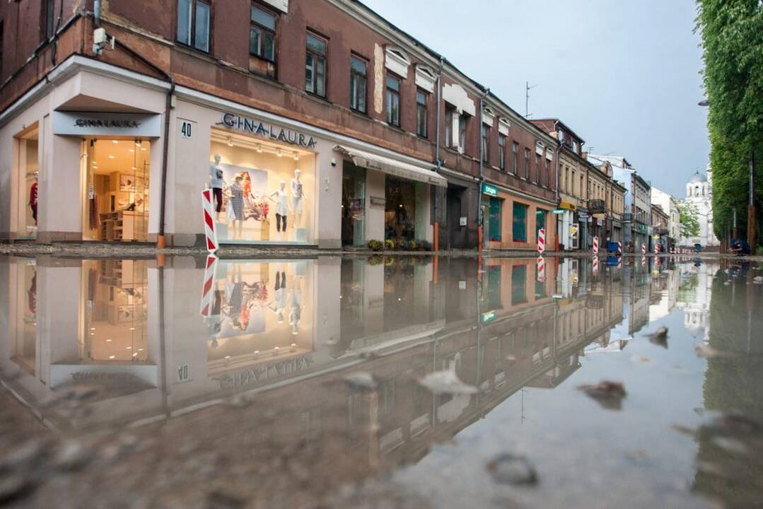 Lietus išskalbė Laisvės alėją