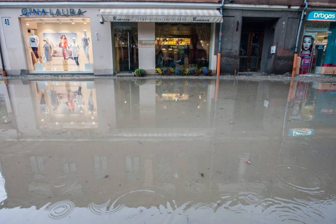 Lietus išskalbė Laisvės alėją