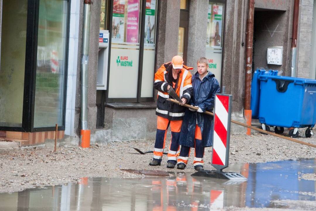 Lietus išskalbė Laisvės alėją