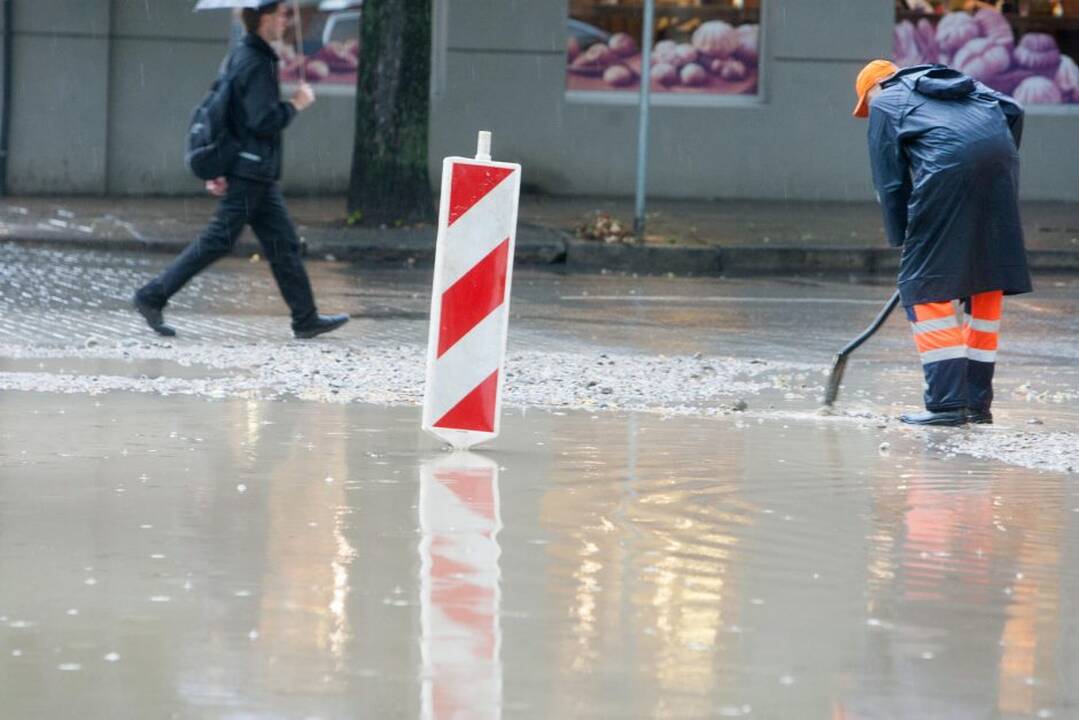 Lietus išskalbė Laisvės alėją
