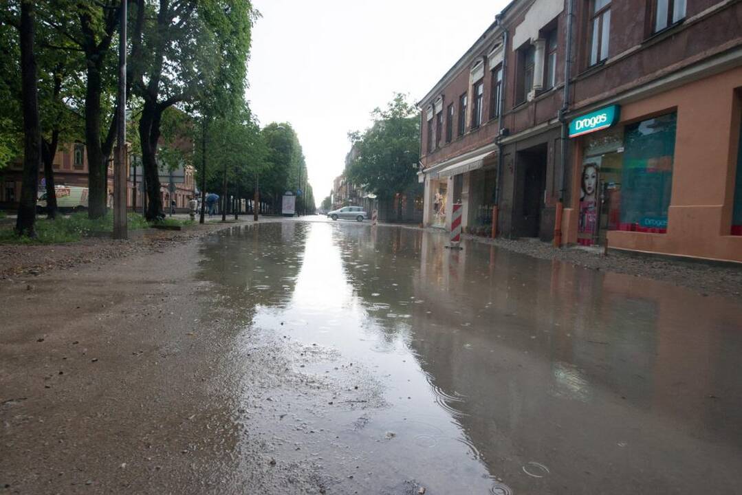 Lietus išskalbė Laisvės alėją